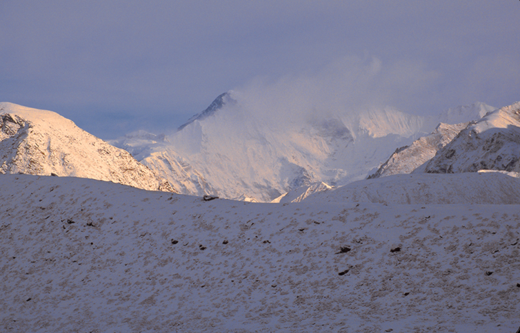 CHO-OYU IN A GOLDEN MORNING LIGHT